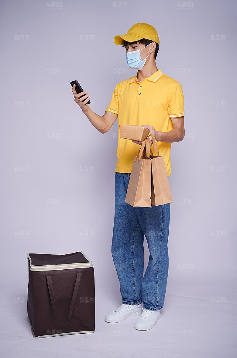 外卖小哥看手机商业摄影图片