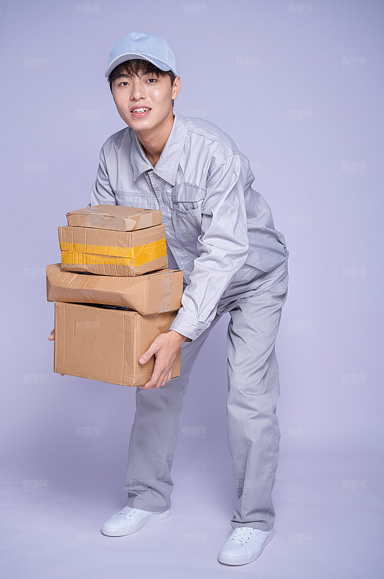 快递职员抱包裹商业摄影图片