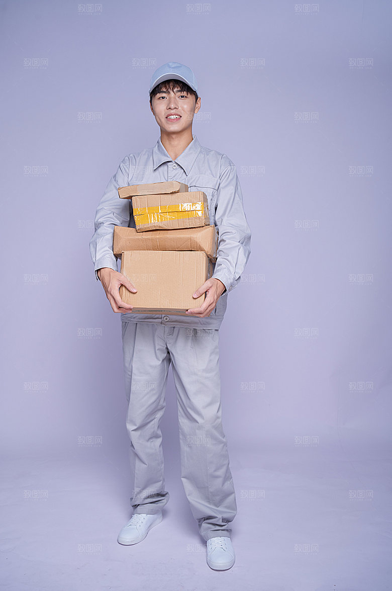 快递小哥抱包裹照片商业摄影图片