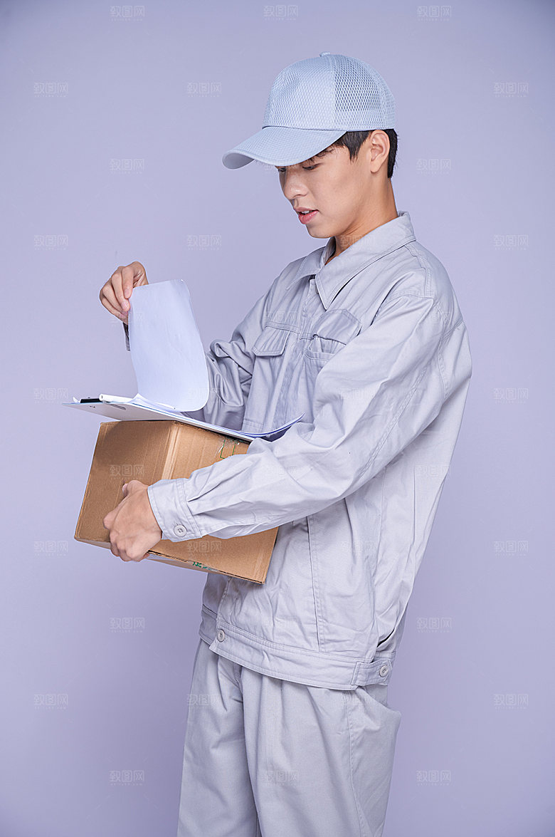 快递员看纸板精修商业摄影图片