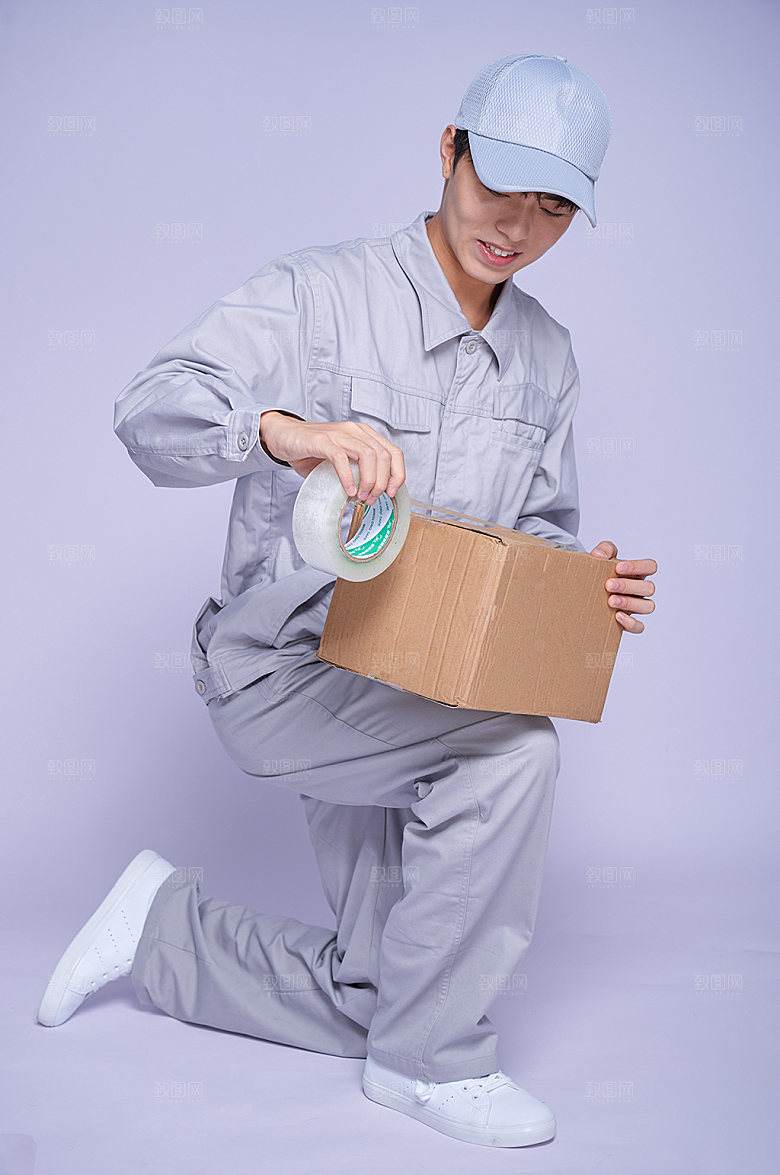 快递员送包裹精修商业摄影图片