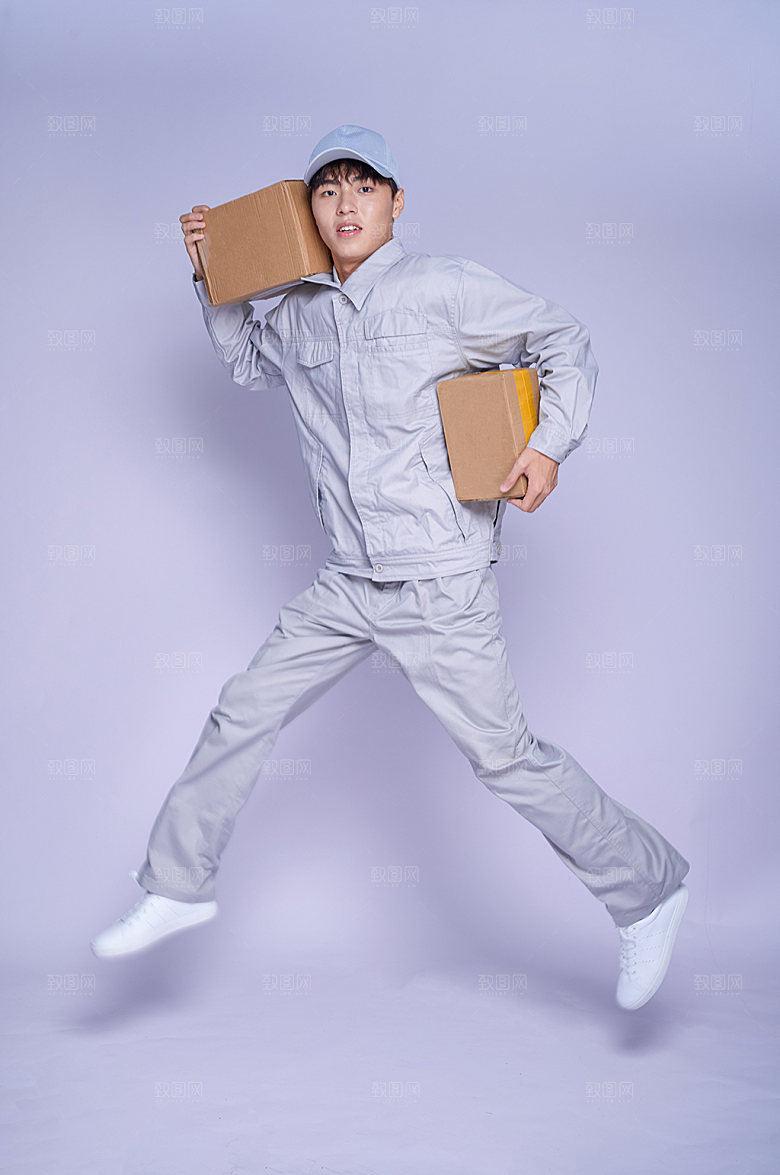 快递员送包裹跳跃精修摄影图