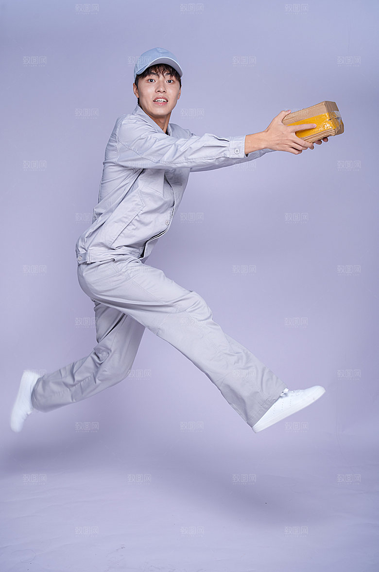 快递员跳跃精修商业摄影图片