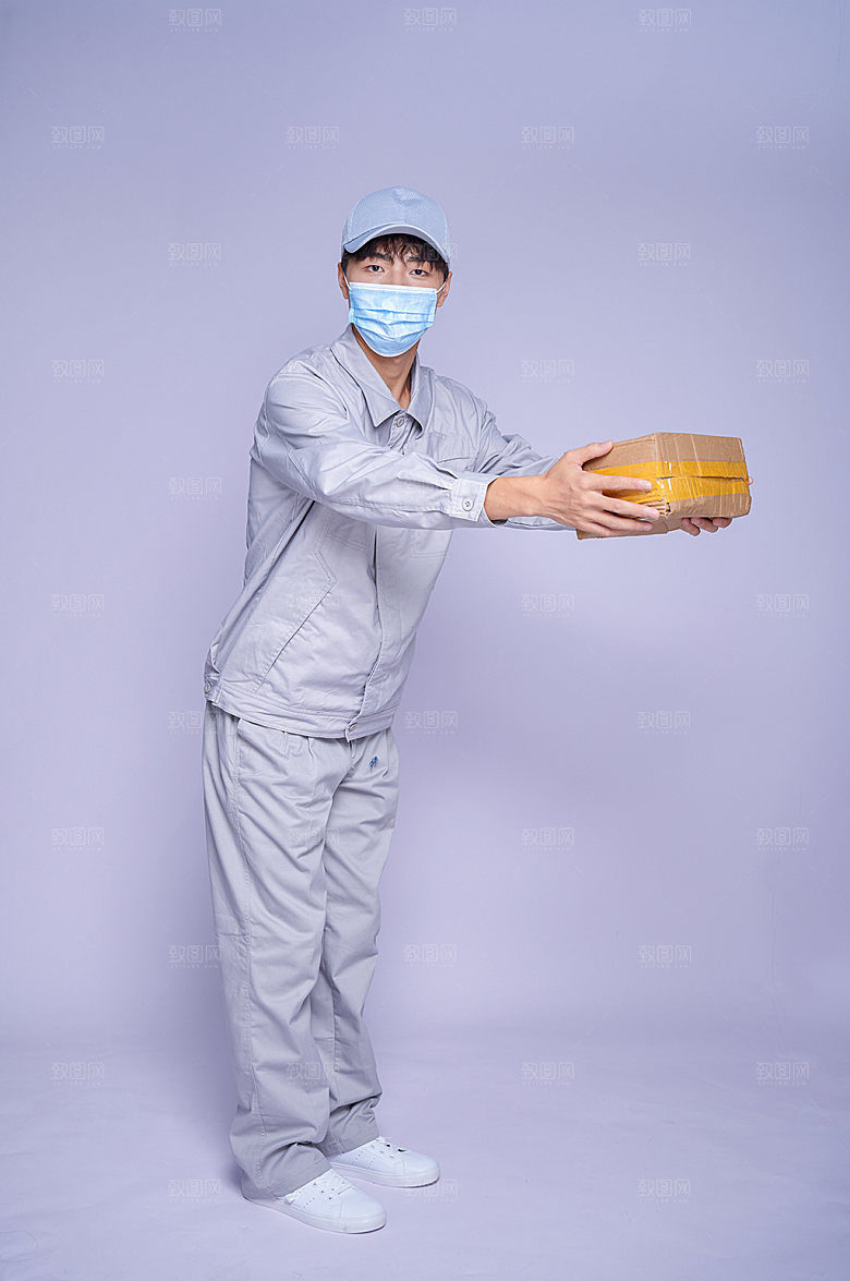 快递员弯腰人物照片商业摄影图片