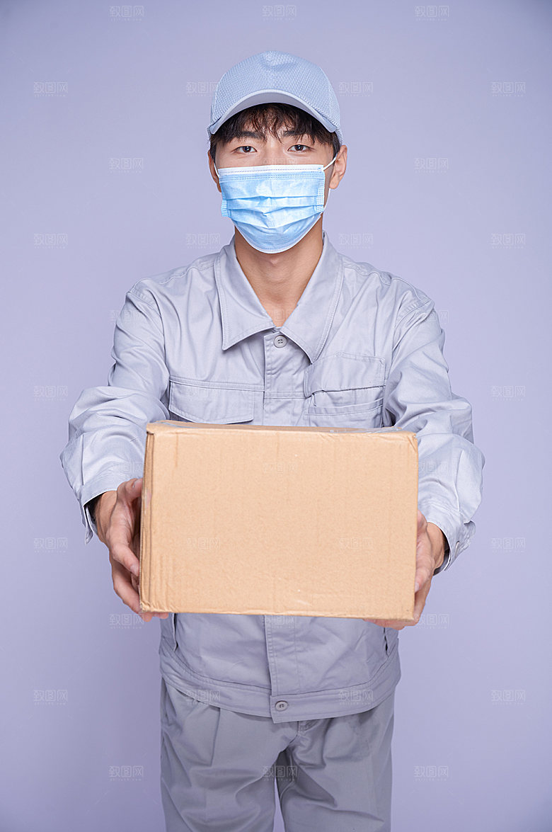 快递员戴口罩送包裹商业摄影图