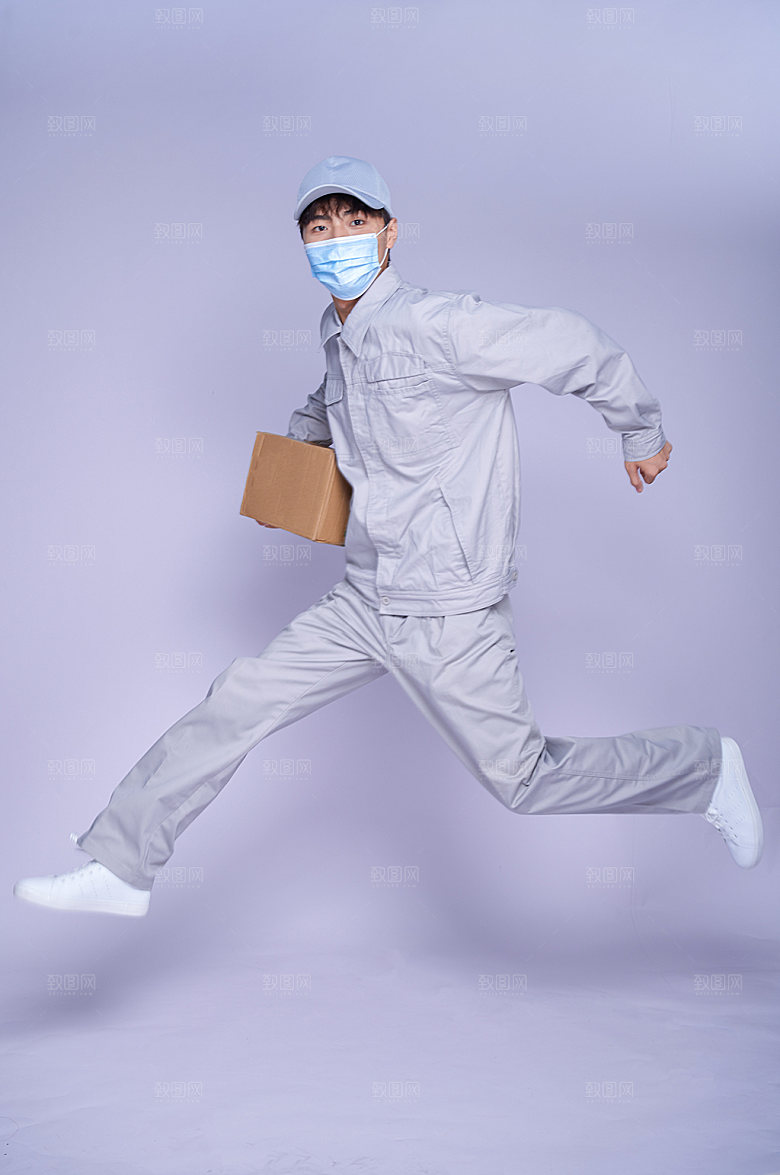 快递员抱包裹人物商业摄影图片