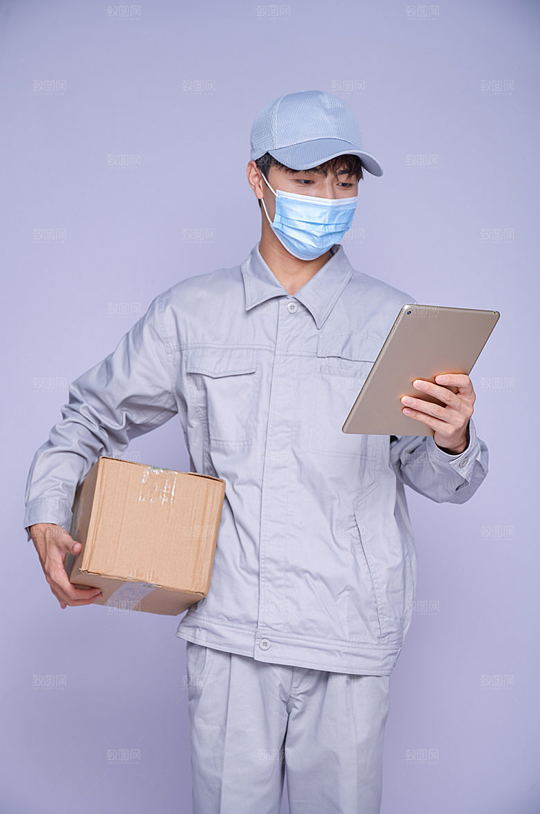 快递小哥看平板人物商业摄影图片