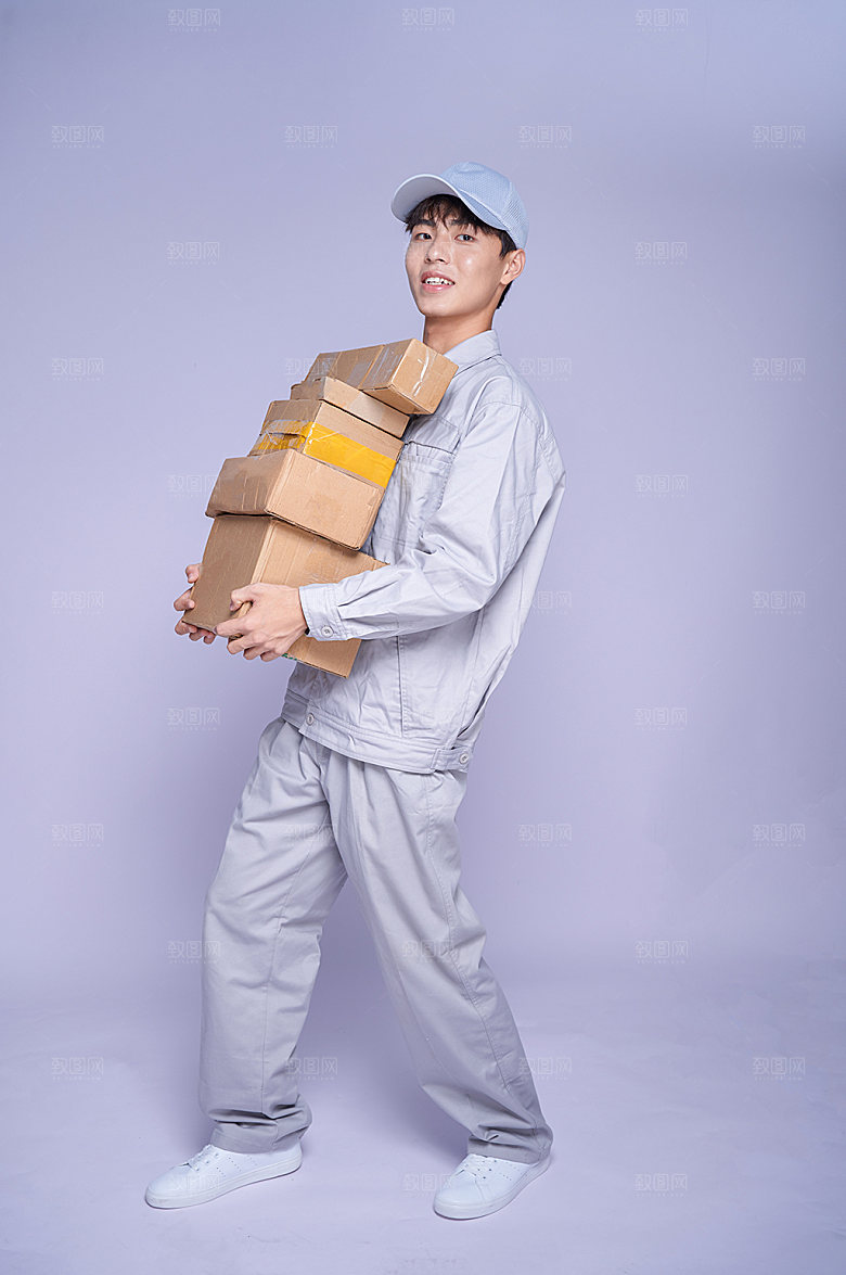 快递员抱盒子人物商业摄影图片