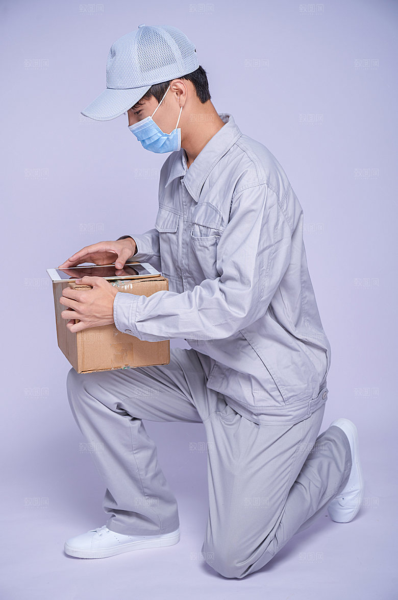 快递员拿平板送包裹商业摄影图
