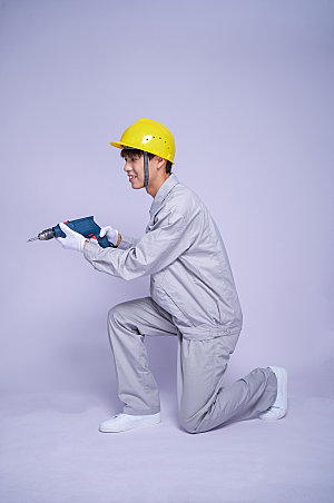 电钻安全帽工人跪姿商业摄影图片