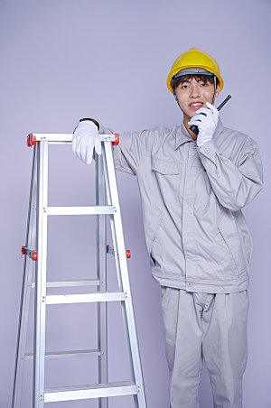 工人梯子对讲机人物商业摄影图片