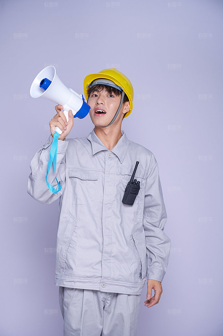 拿喇叭建筑工人精修商业摄影图