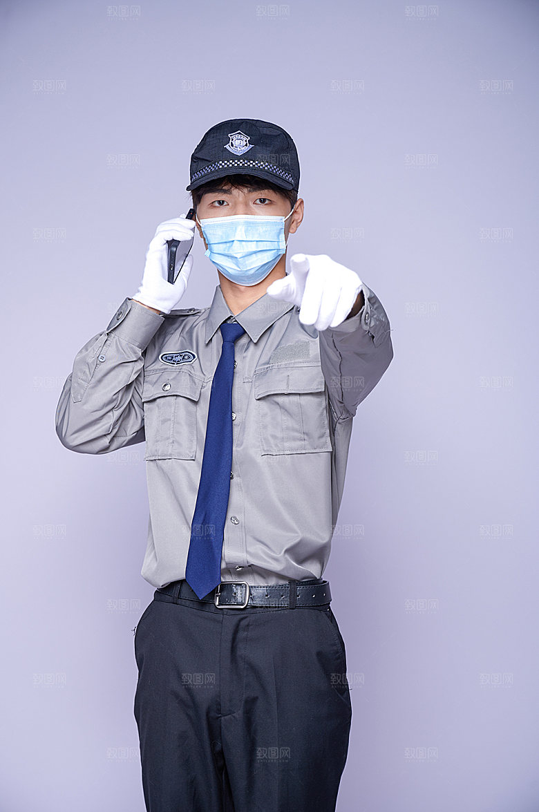 戴口罩社区安保人员摄影图片