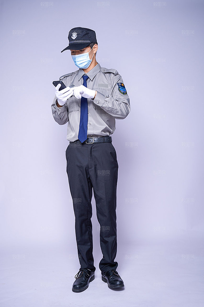 看手机社区保安照片摄影图片