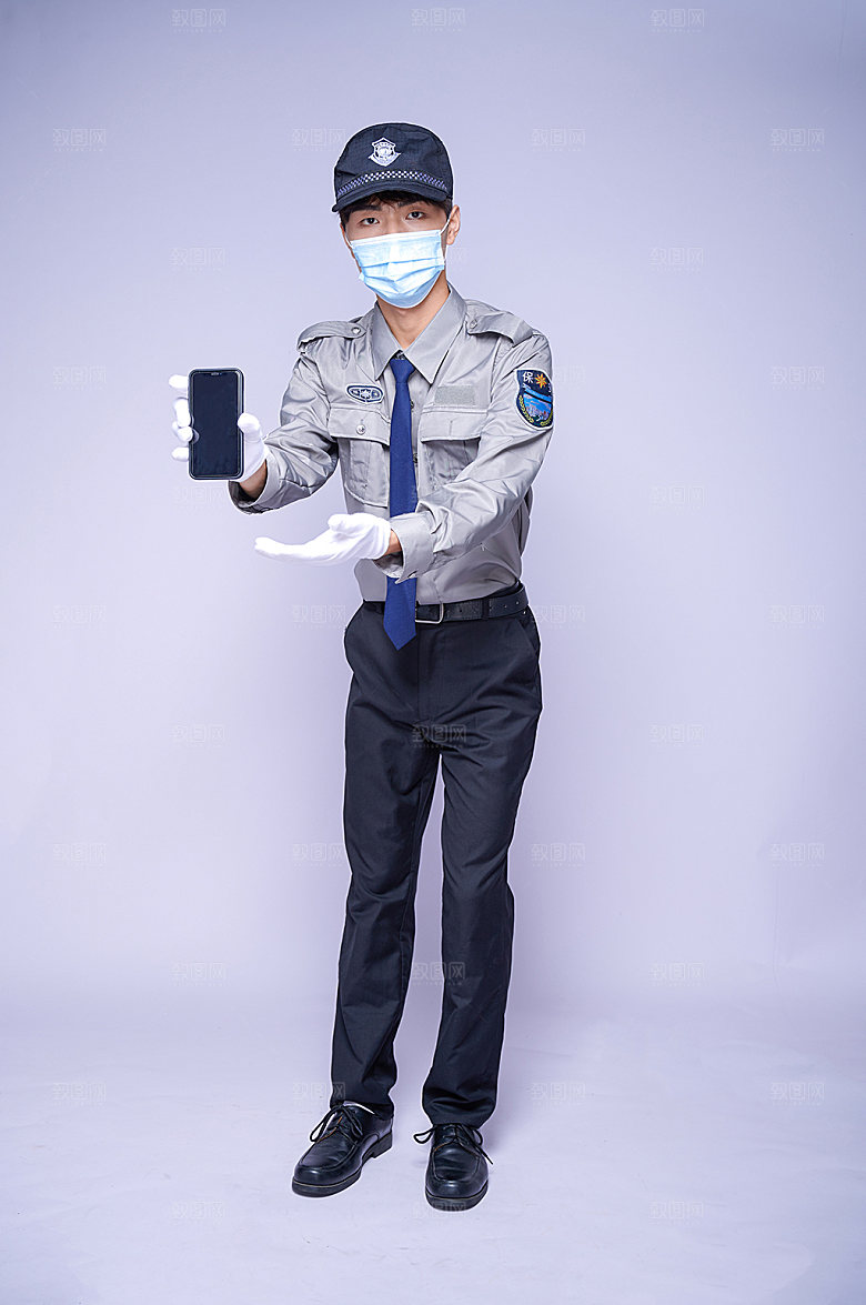 社区保安展示手机摄影图片