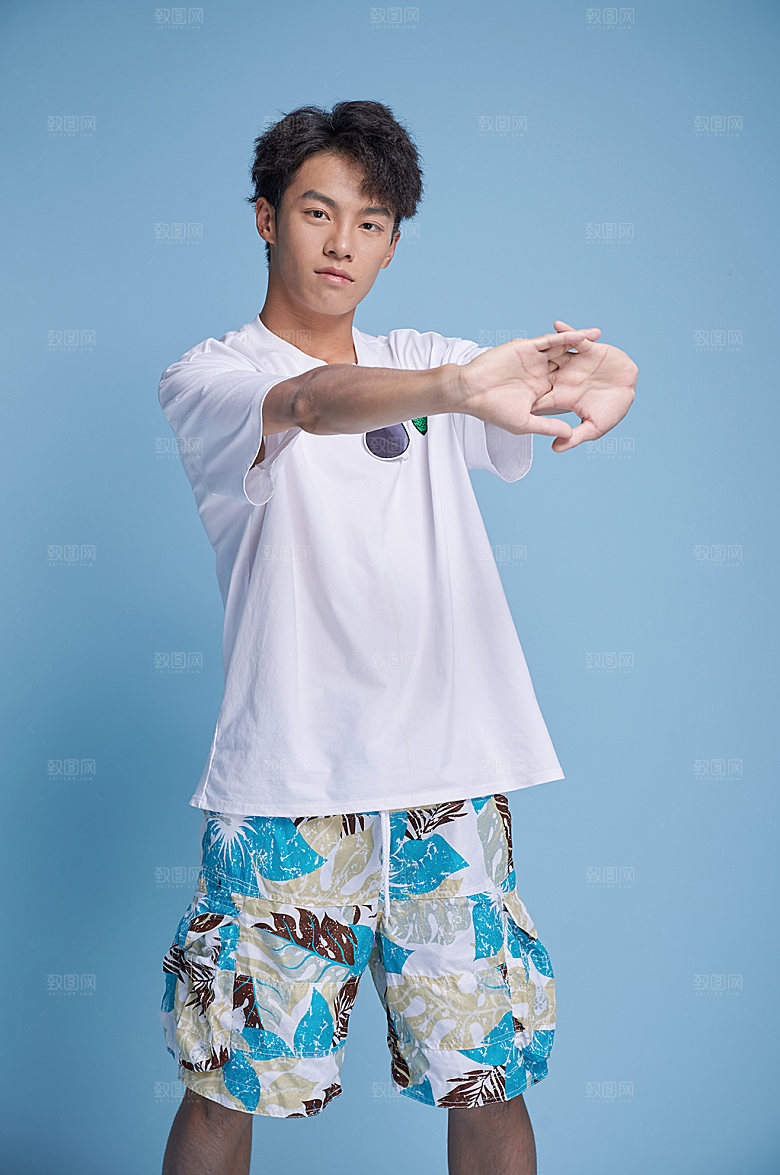 海边男生运动拉伸精修人物摄影图