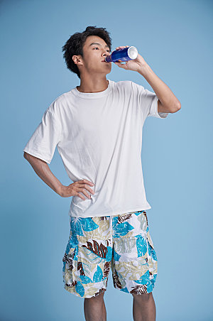 喝饮料男生夏季泳装人物摄影图