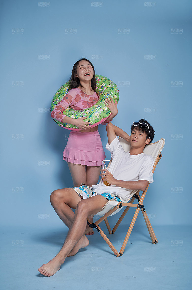 夏季情侣泳装泳圈商业摄影图