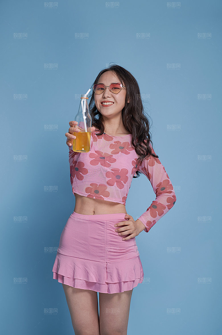 夏日夏季女生墨镜泳装精修摄影图