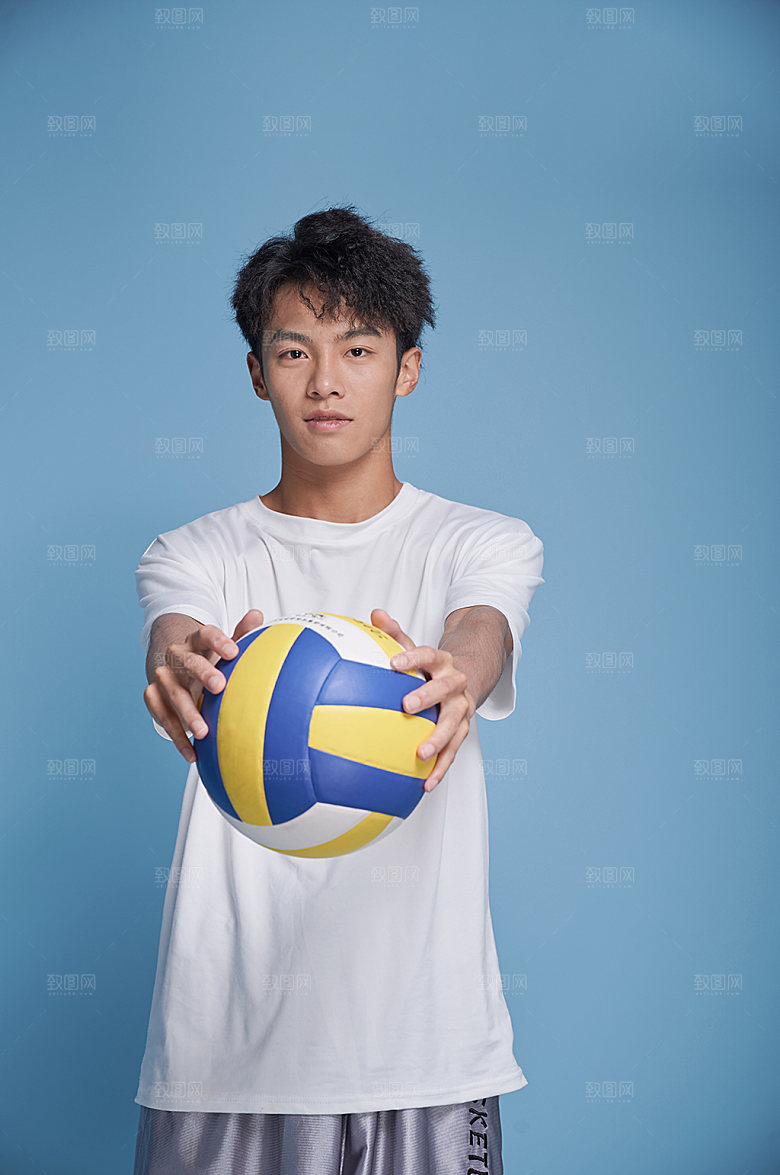海滩男生泳装打排球运动人物摄影