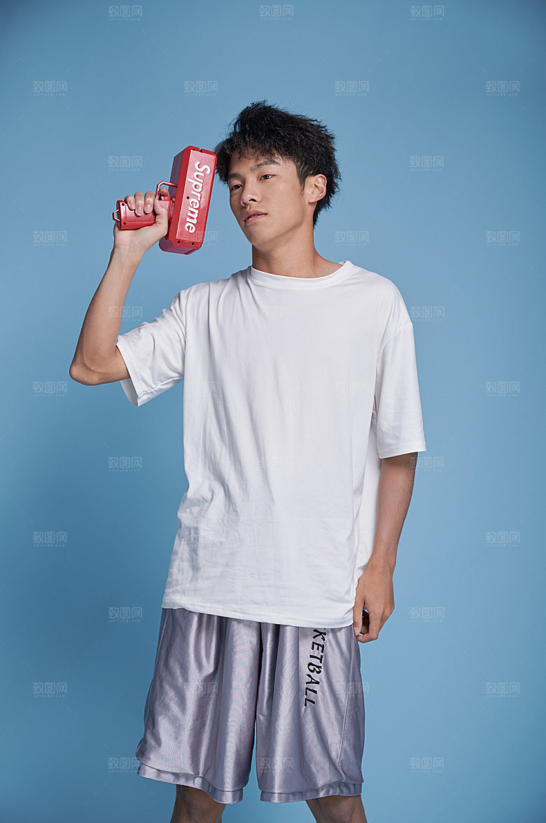 夏季男生拿水枪运动人物摄影图