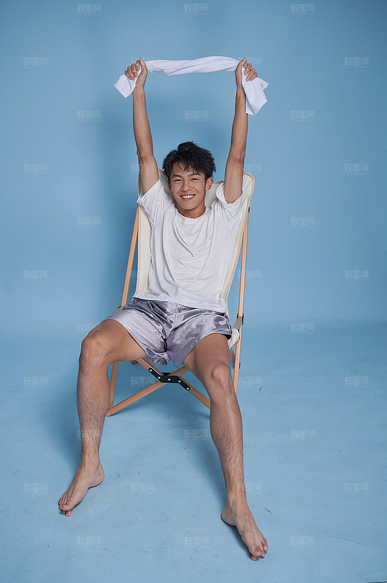 夏日男生泳装拉伸精修摄影图