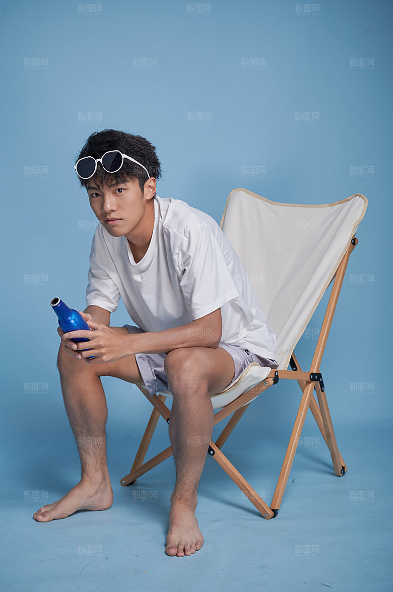 海滩男生喝饮料泳装精修摄影图
