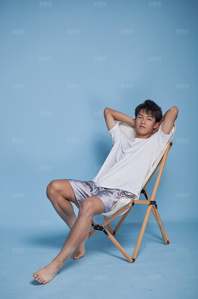 海滩男生泳衣躺着商业摄影图