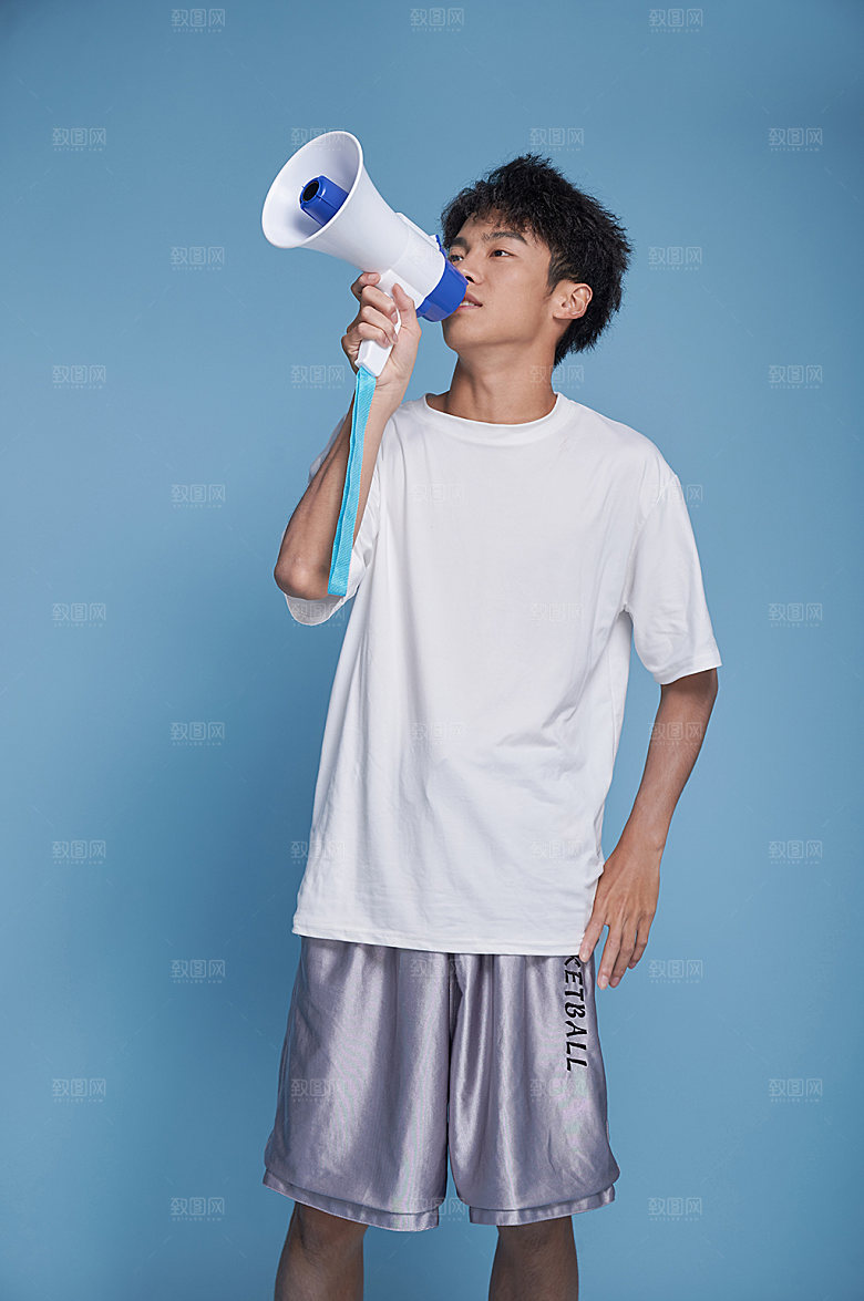 夏天男生泳装拿喇叭人物摄影