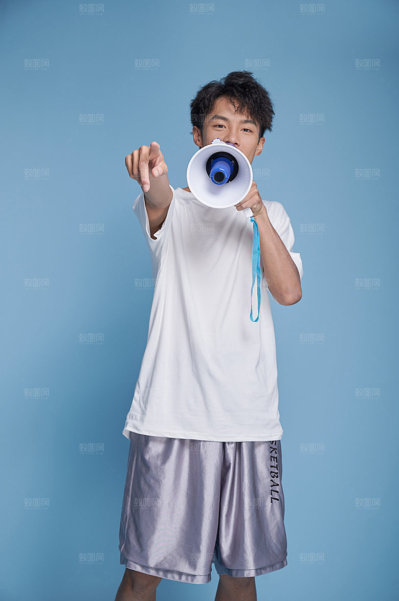 海滩男生泳装人物拿喇叭精修摄影图