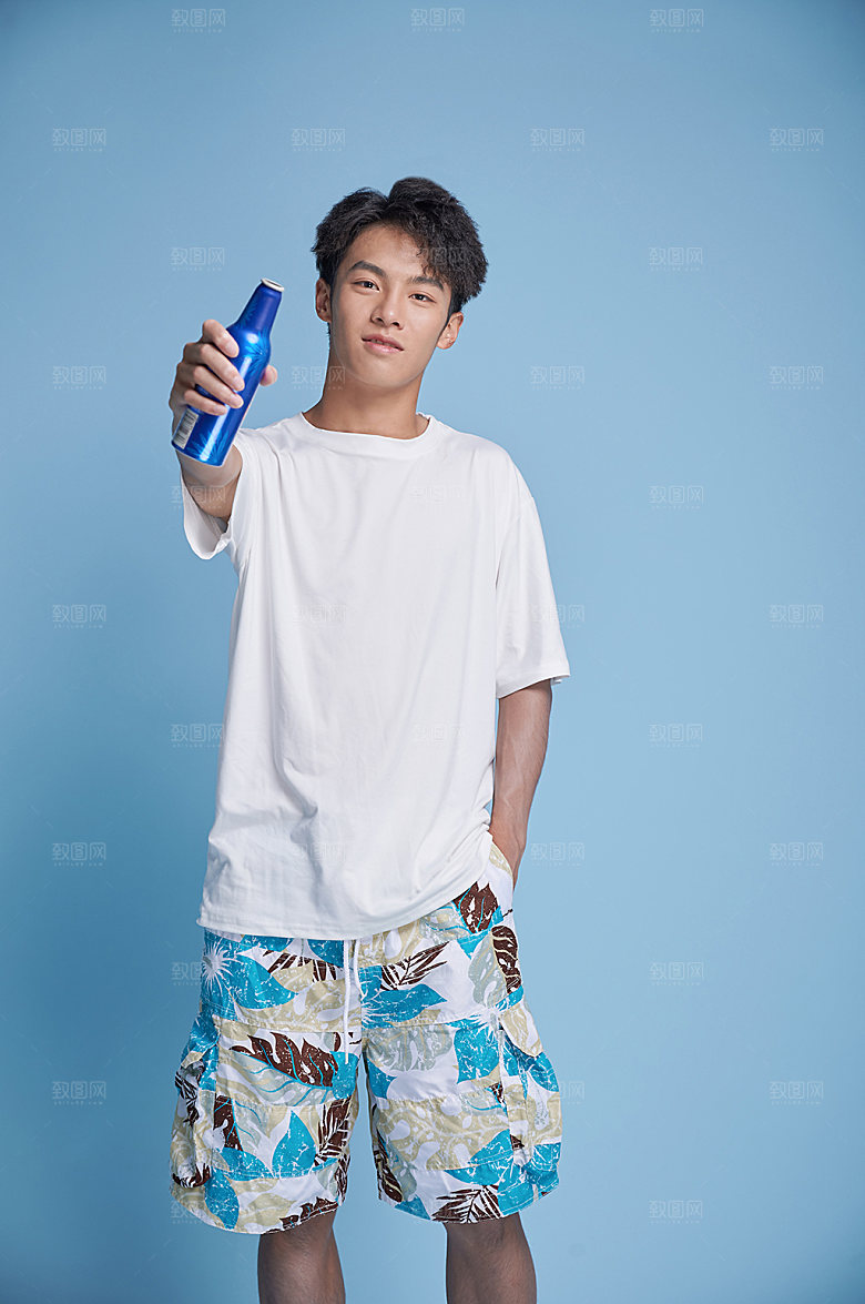 海滩男生夏季泳装精修摄影图