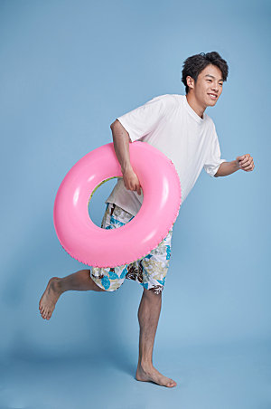 夏季男生泳装精修摄影图