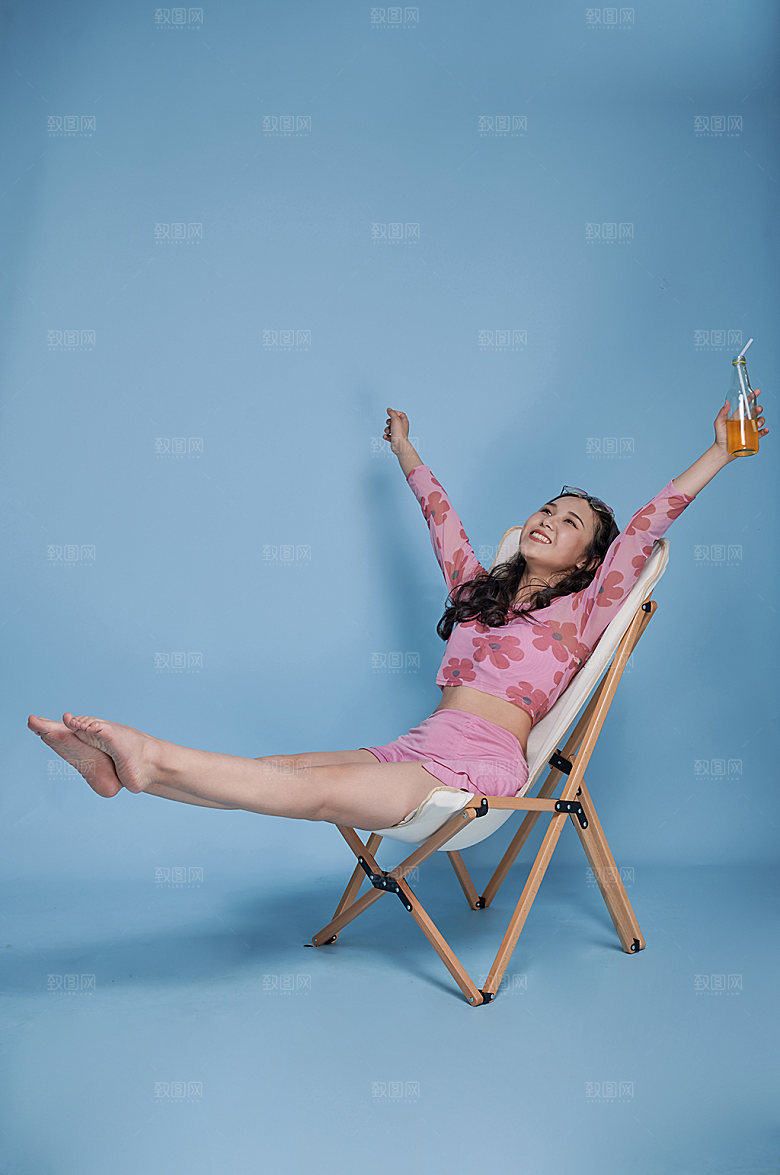 海滩女生快乐泳装精修摄影图