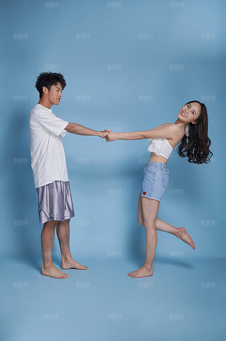 沙滩情侣夏日泳装精修摄影图