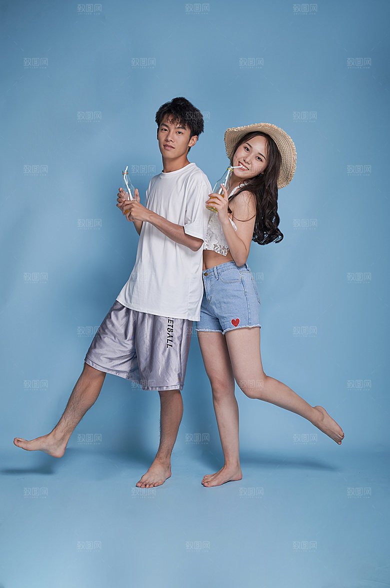 夏季情侣喝橙汁泳装人物摄影图