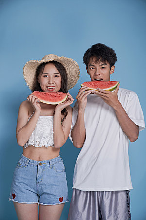 夏日情侣吃西瓜泳装精修摄影图