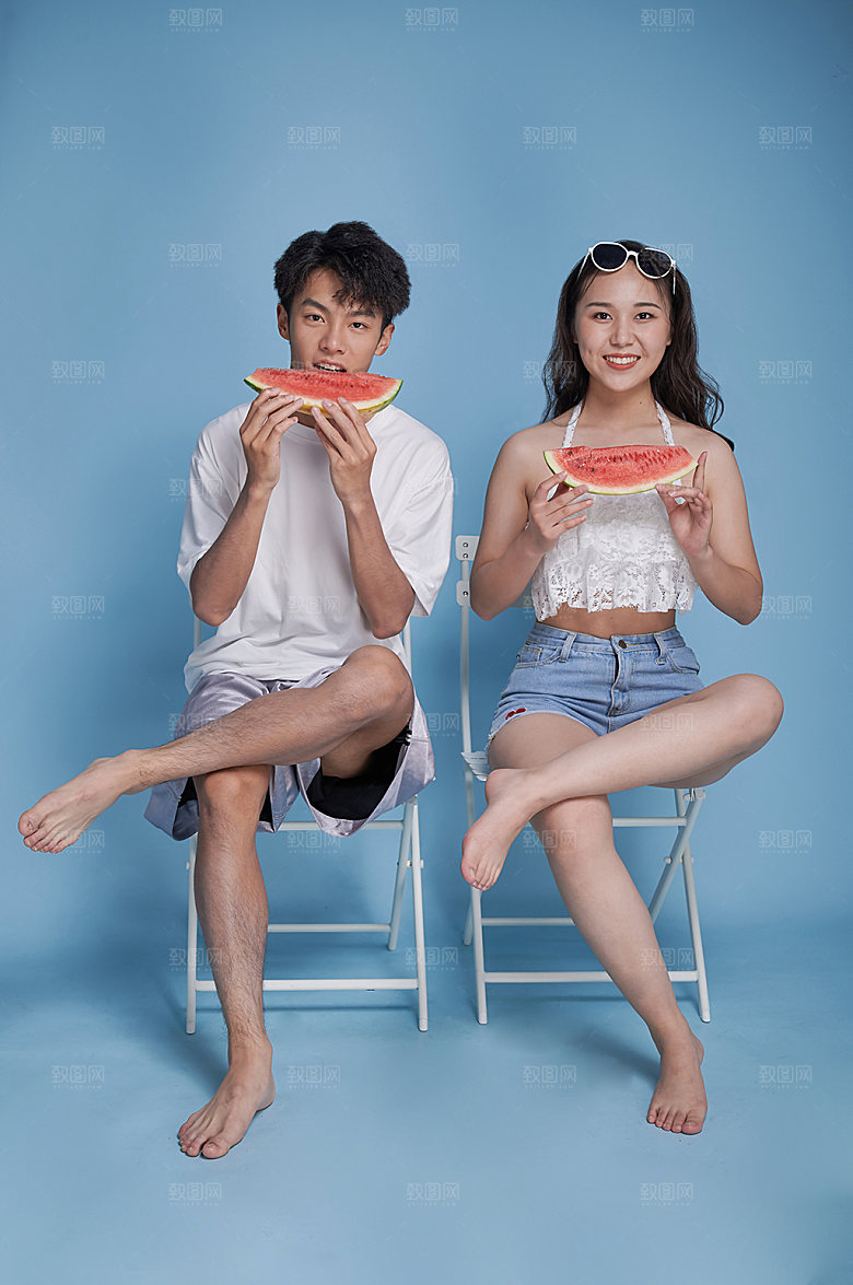 海边情侣吃西瓜泳装精修摄影图