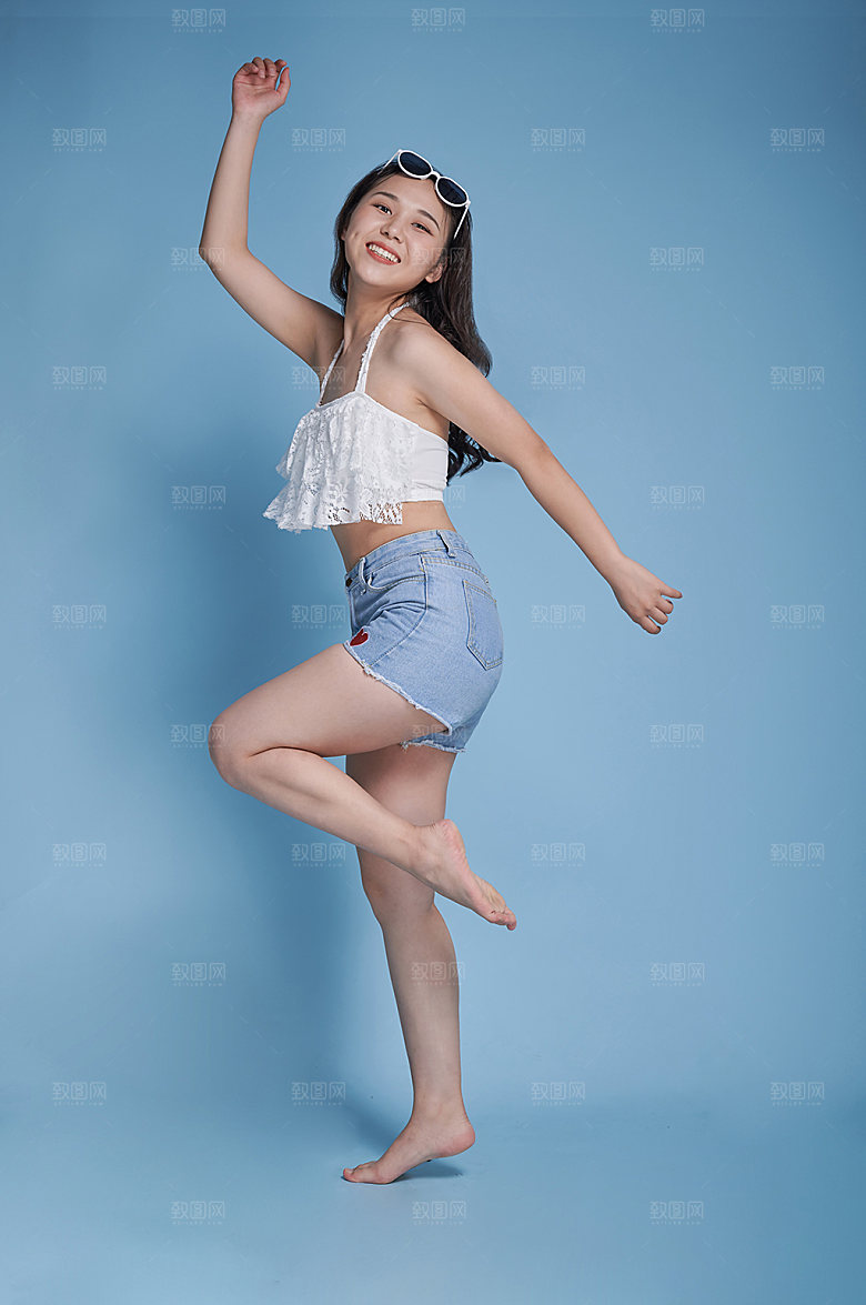 海边女生夏季泳装精修摄影图