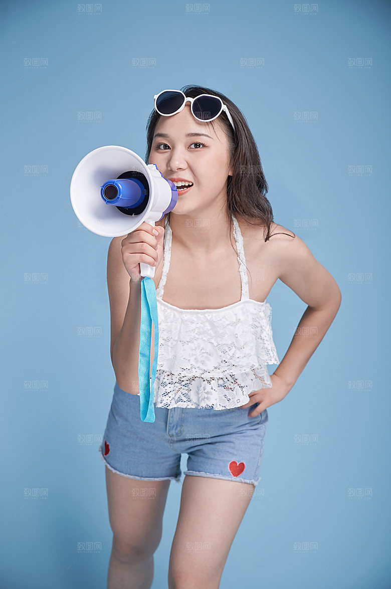 夏季女生泳装拿喇叭精修摄影图