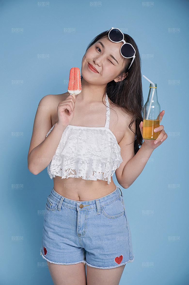 海边女生吃雪糕泳装精修摄影图