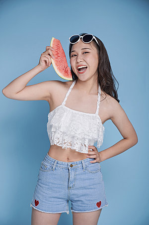 夏季女生海报吃西瓜泳装商用摄影图