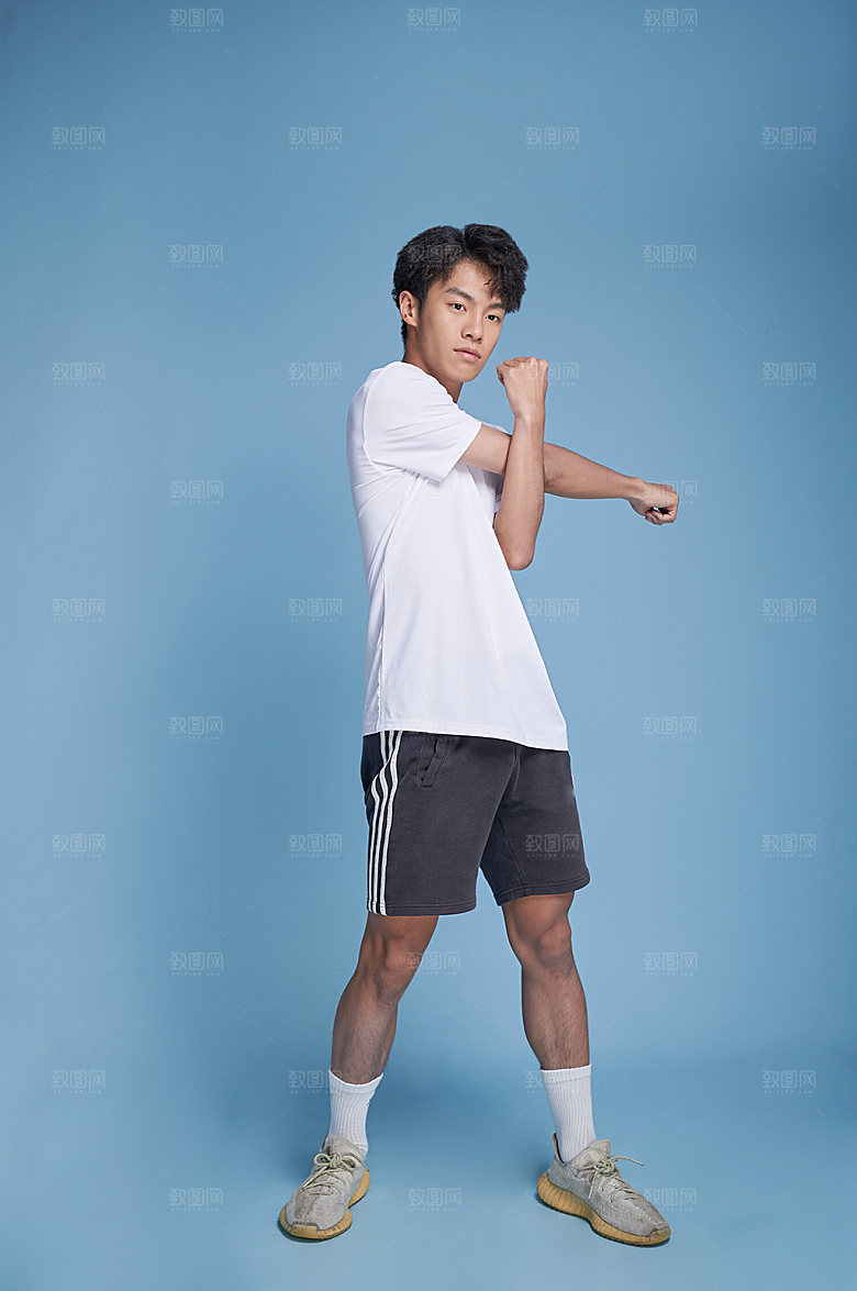 拉伸男生运动人物摄影图片