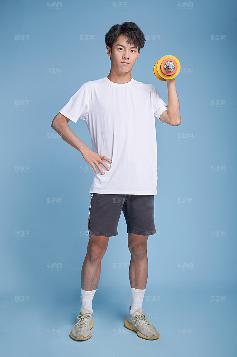 男生举哑铃健身精修摄影图