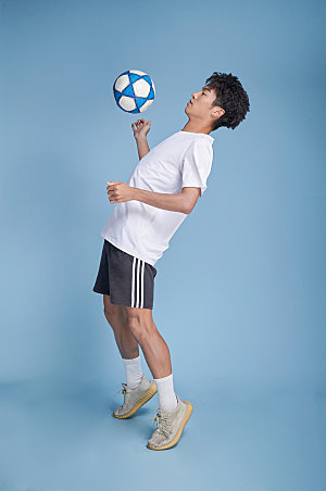 男生踢足球体育运动摄影图精修