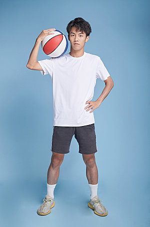 健身男生打篮球运动人物摄影图