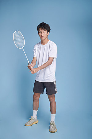男生打羽毛球运动人物摄影图