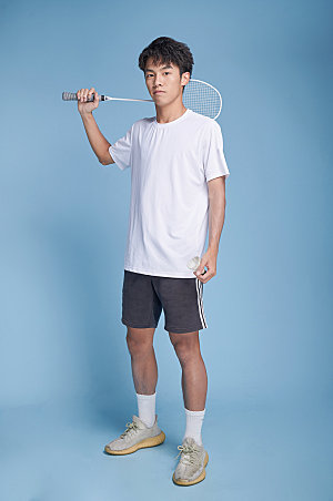 男生打羽毛球健身人物精修摄影图