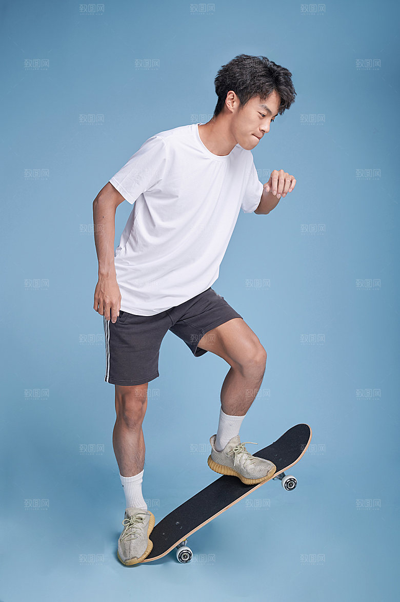 男生玩滑板运动人物摄影图精修