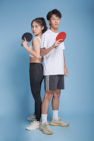 男女打乒乓球运动人物精修摄影图