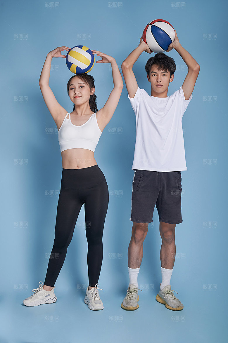 男女打排球人物精修摄影图